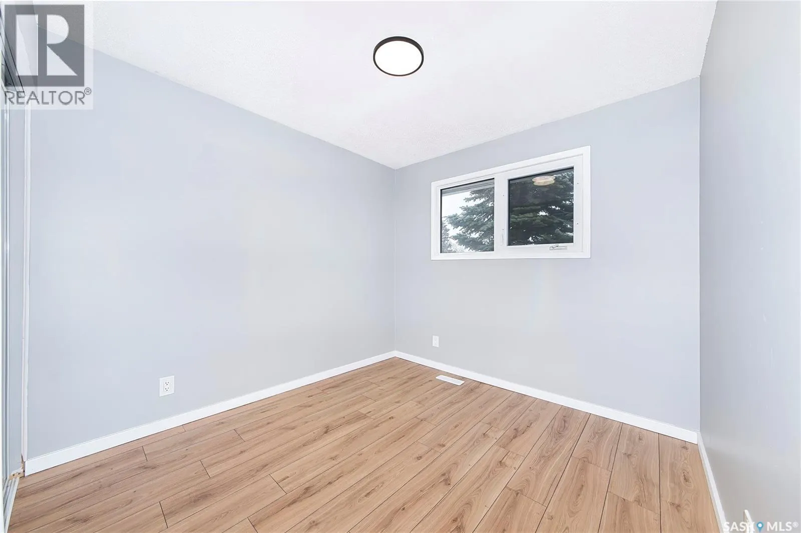 609 Douglas CRESCENT