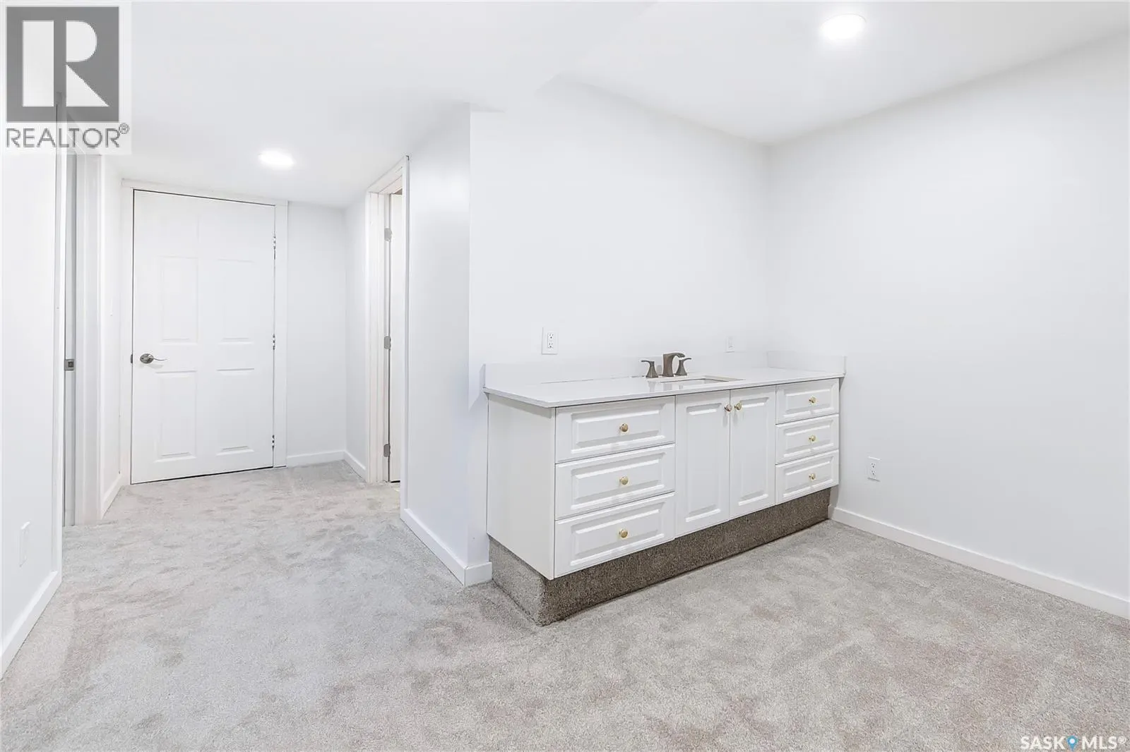 609 Douglas CRESCENT