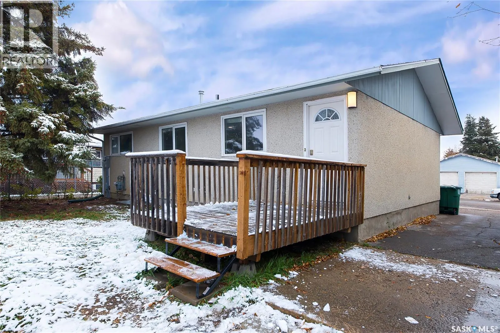 609 Douglas CRESCENT