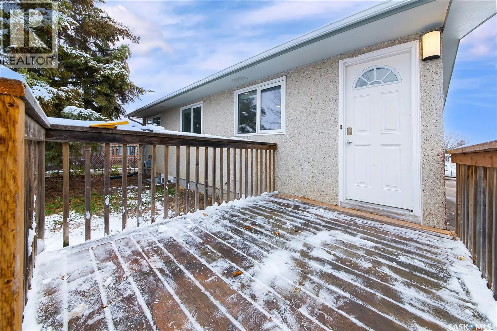 609 Douglas CRESCENT