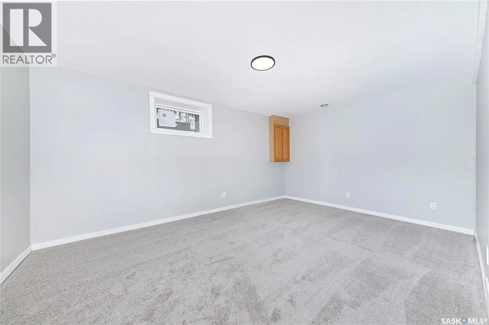 609 Douglas CRESCENT