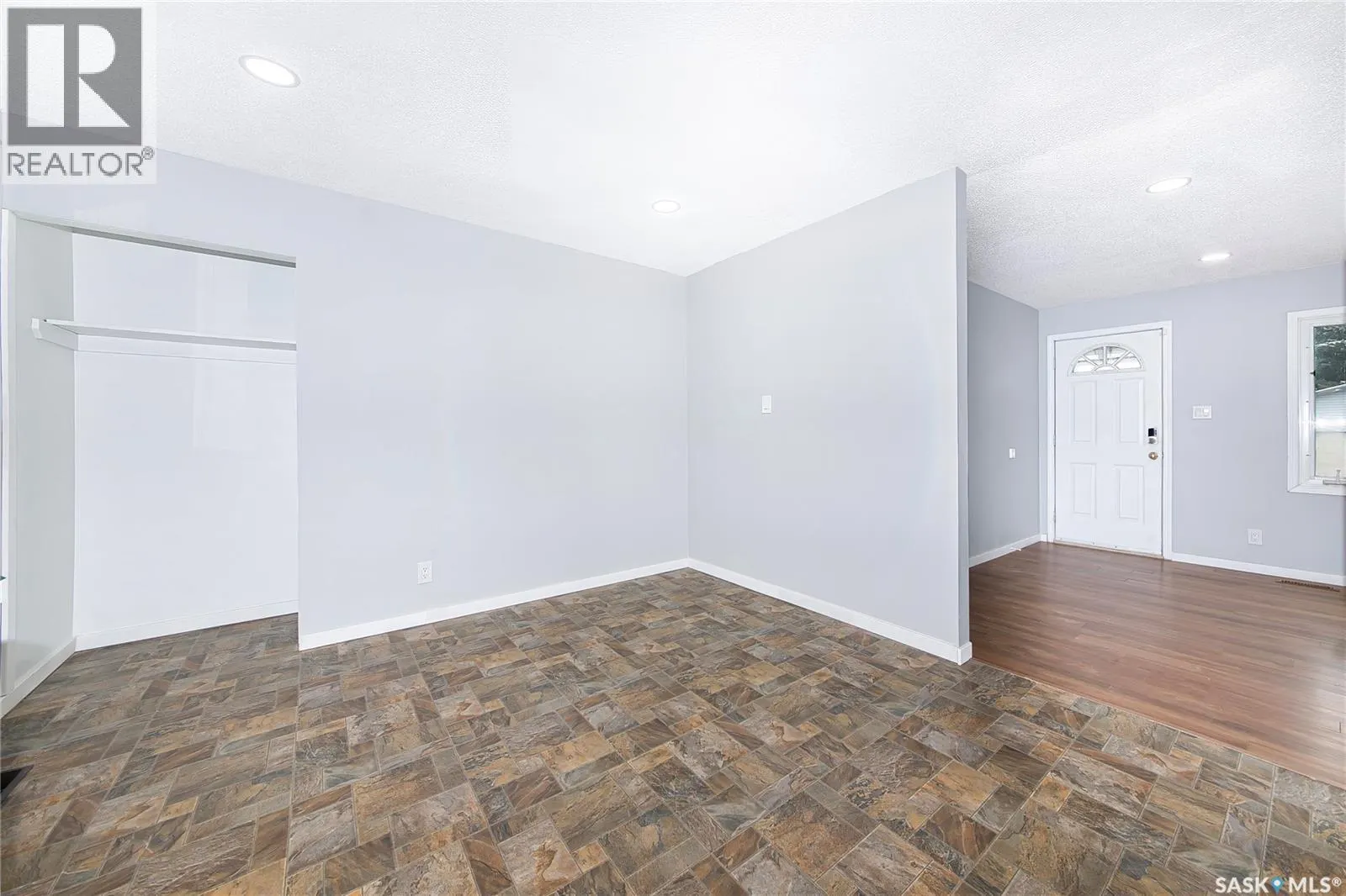 609 Douglas CRESCENT