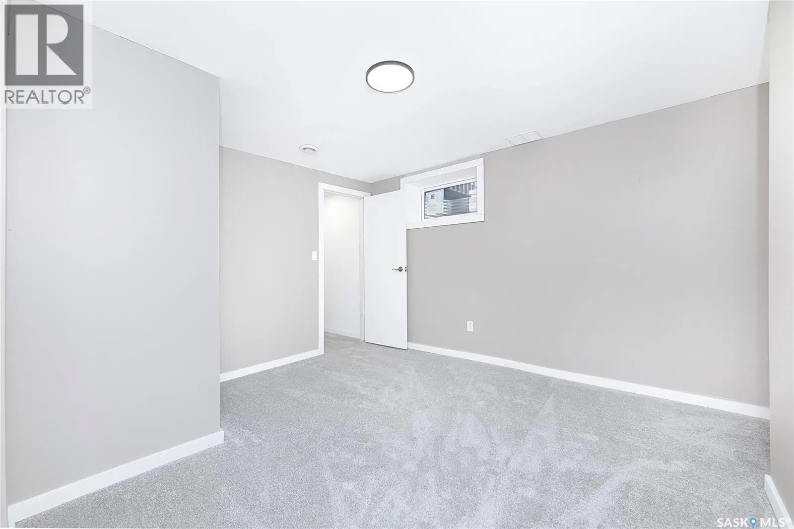 609 Douglas CRESCENT