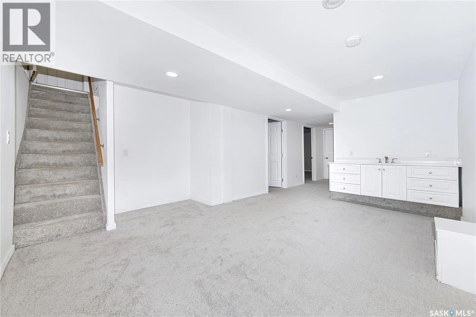 609 Douglas CRESCENT