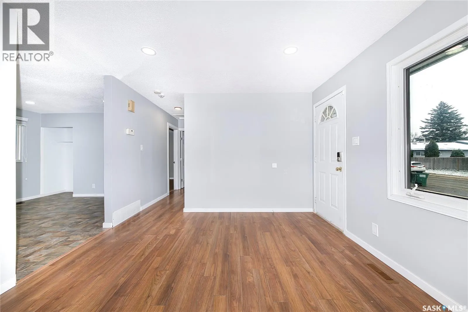 609 Douglas CRESCENT
