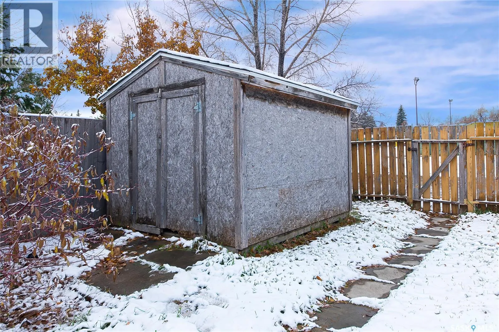 609 Douglas CRESCENT