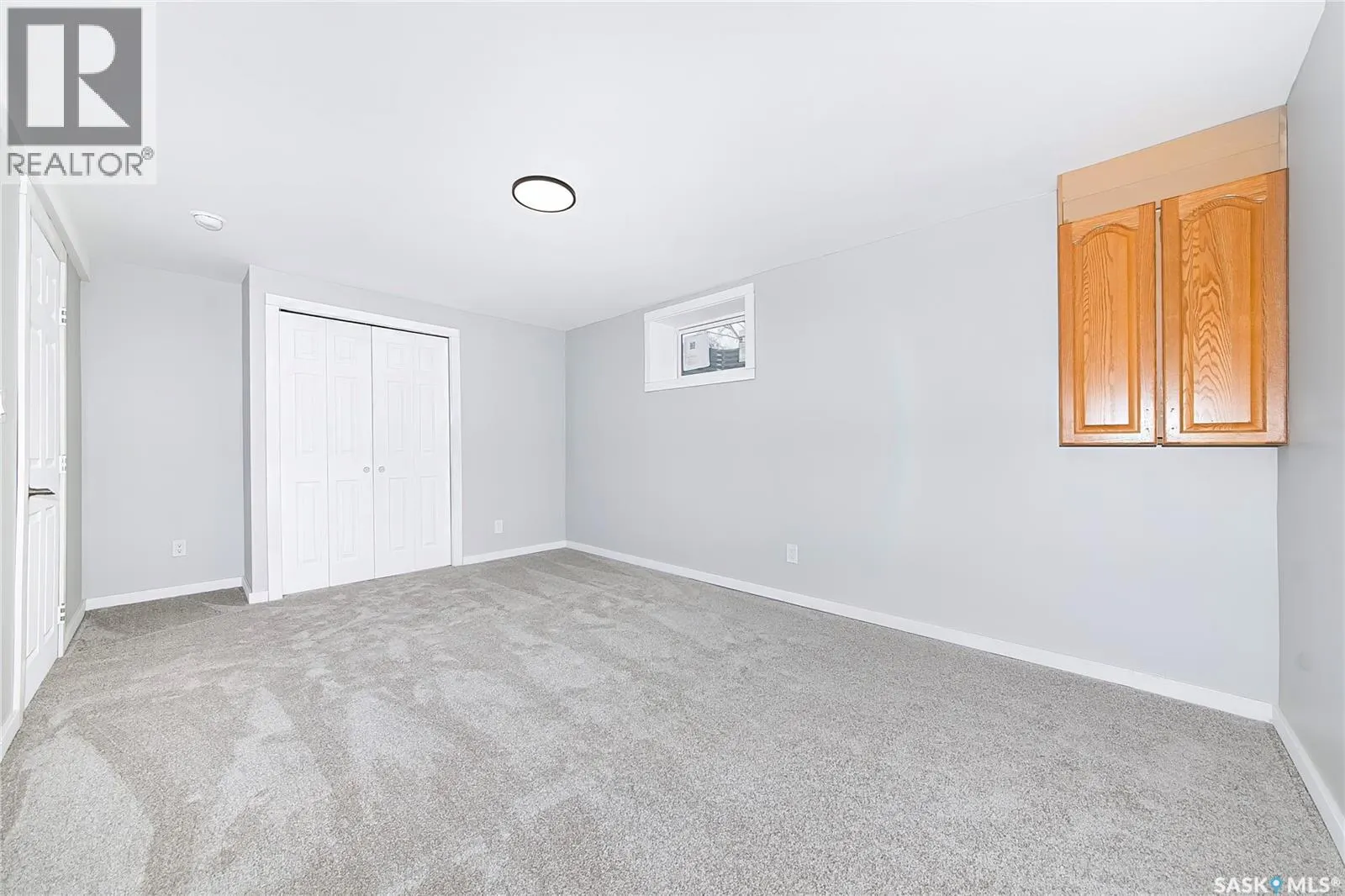 609 Douglas CRESCENT