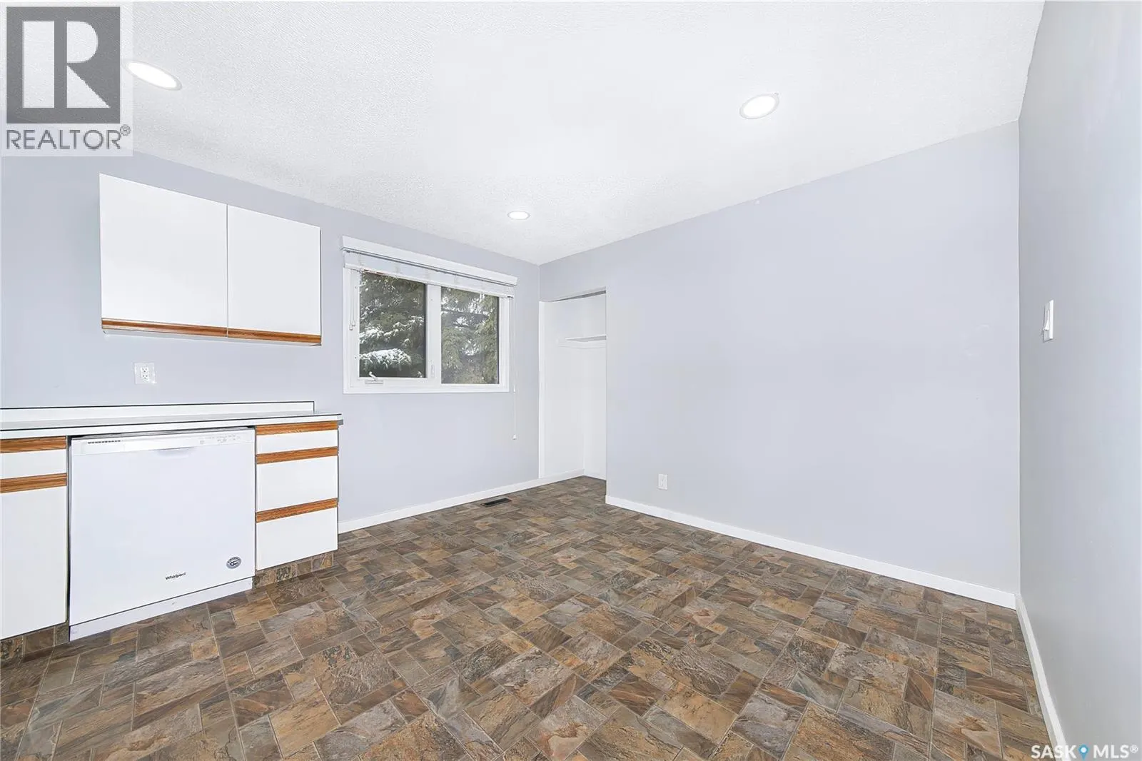 609 Douglas CRESCENT