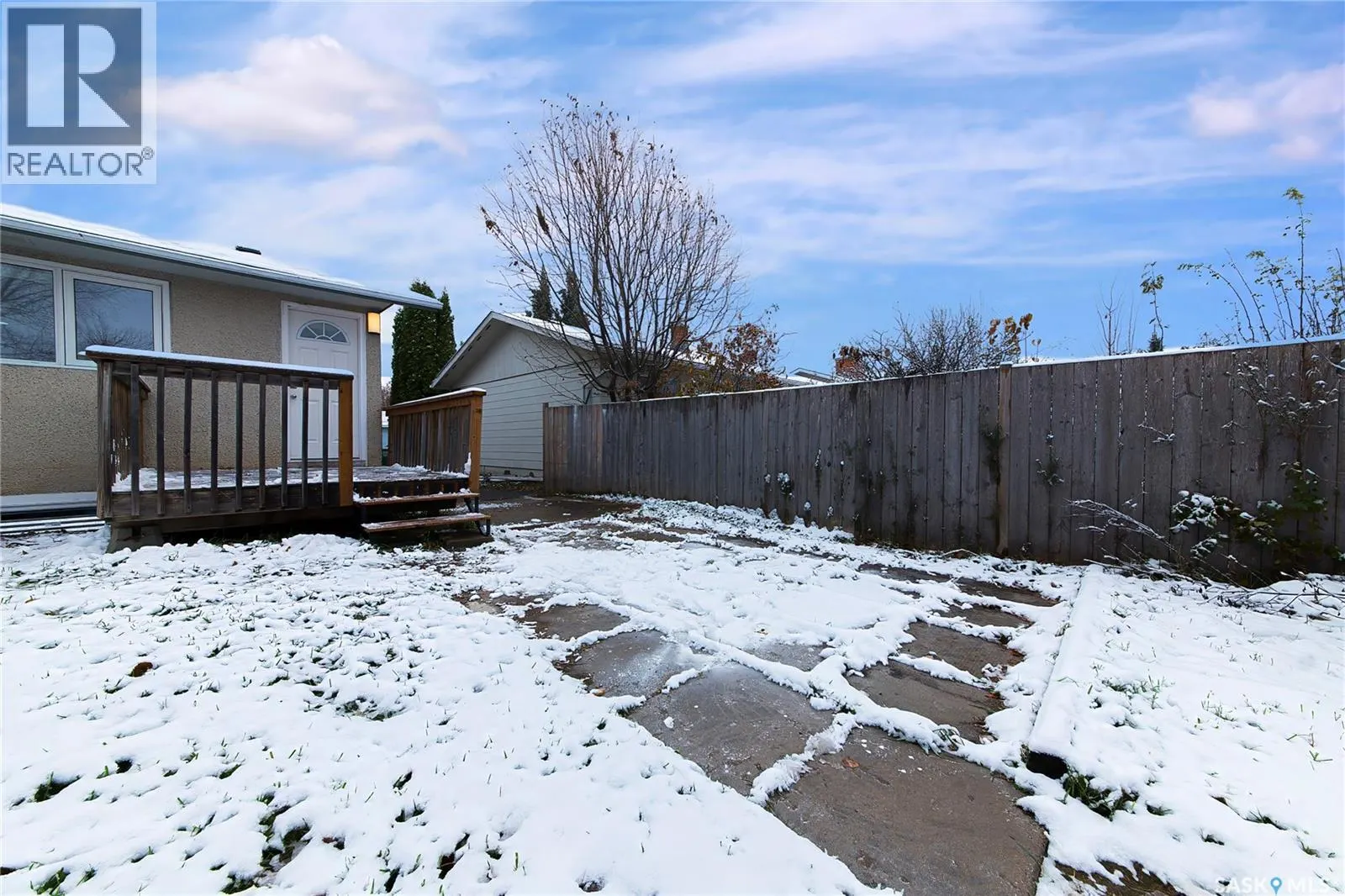 609 Douglas CRESCENT