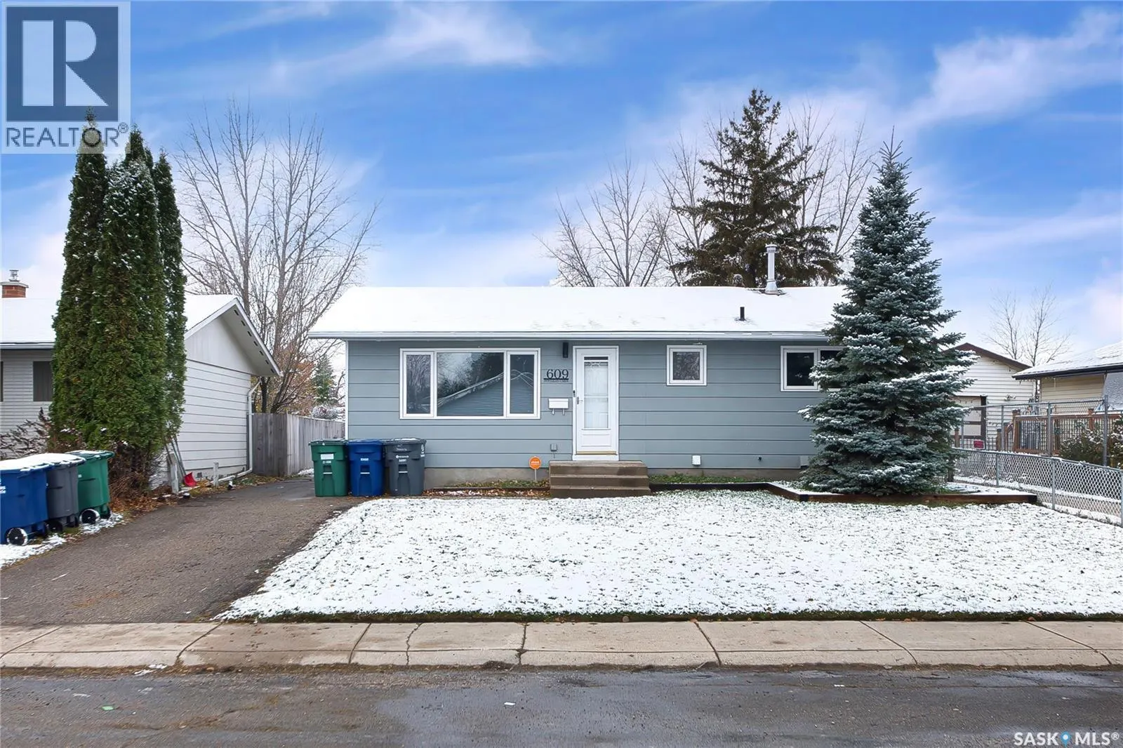 609 Douglas CRESCENT