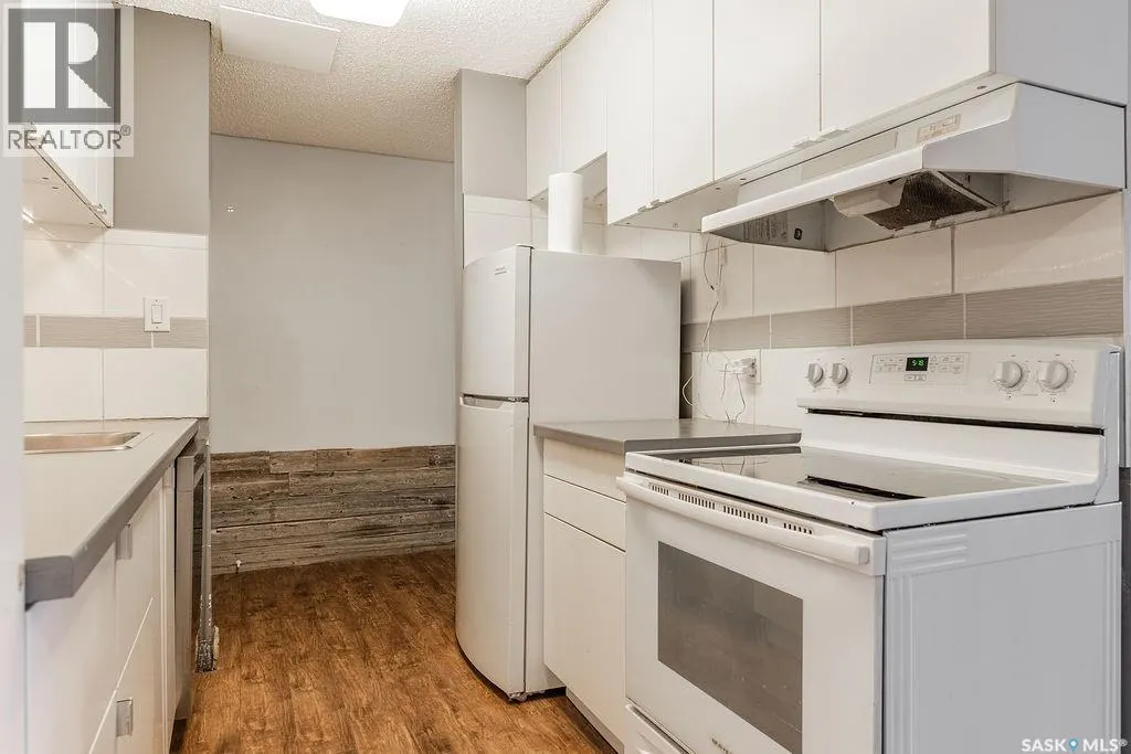 212 3302 33rd STREET W