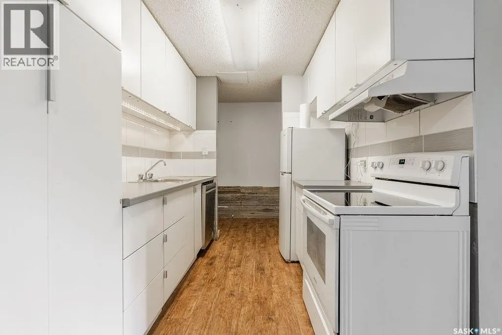 212 3302 33rd STREET W