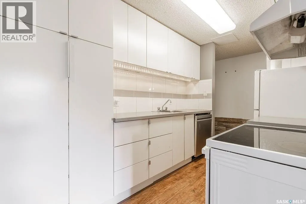 212 3302 33rd STREET W