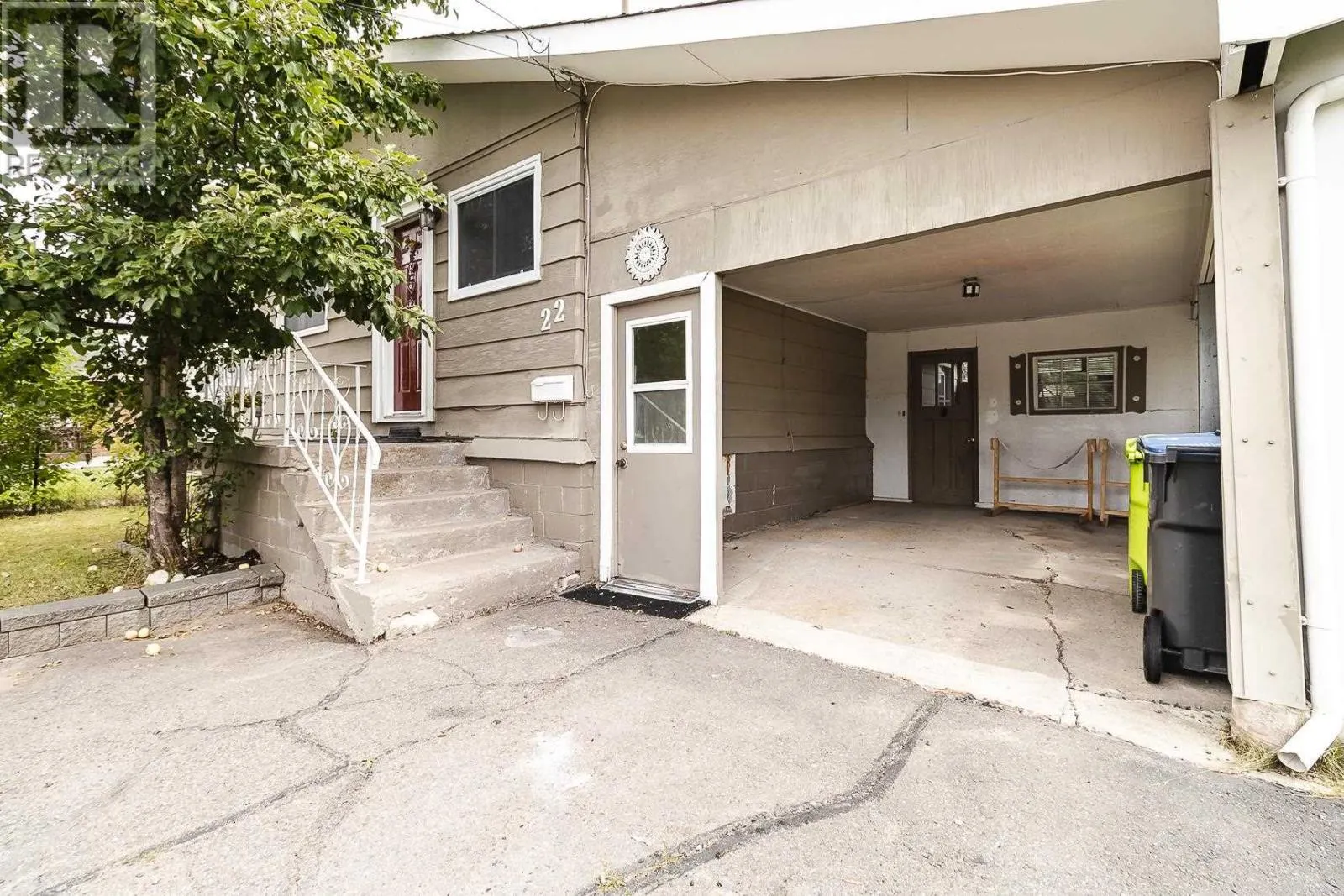 22 Lloyd ST