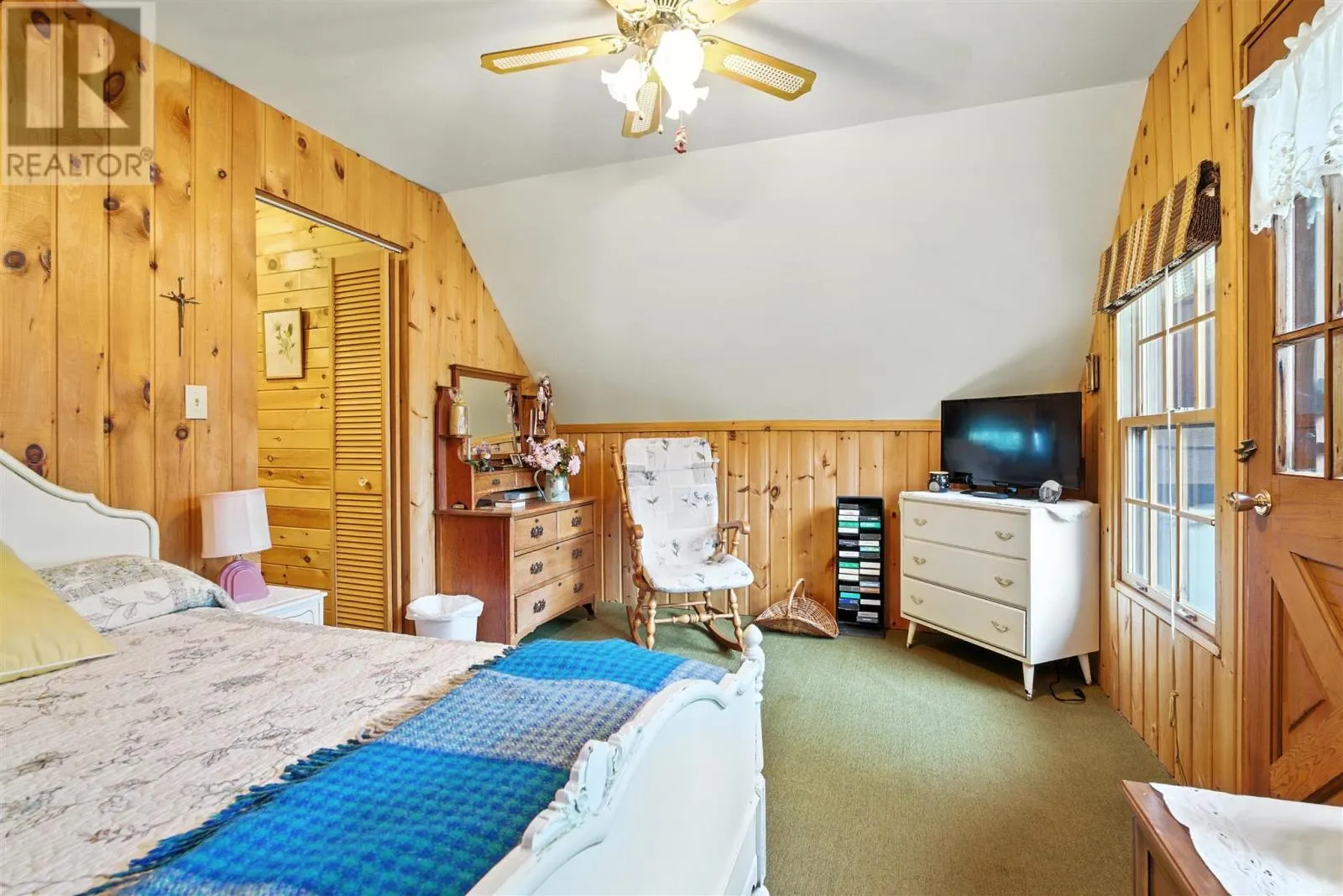 425 Axe Lake RD