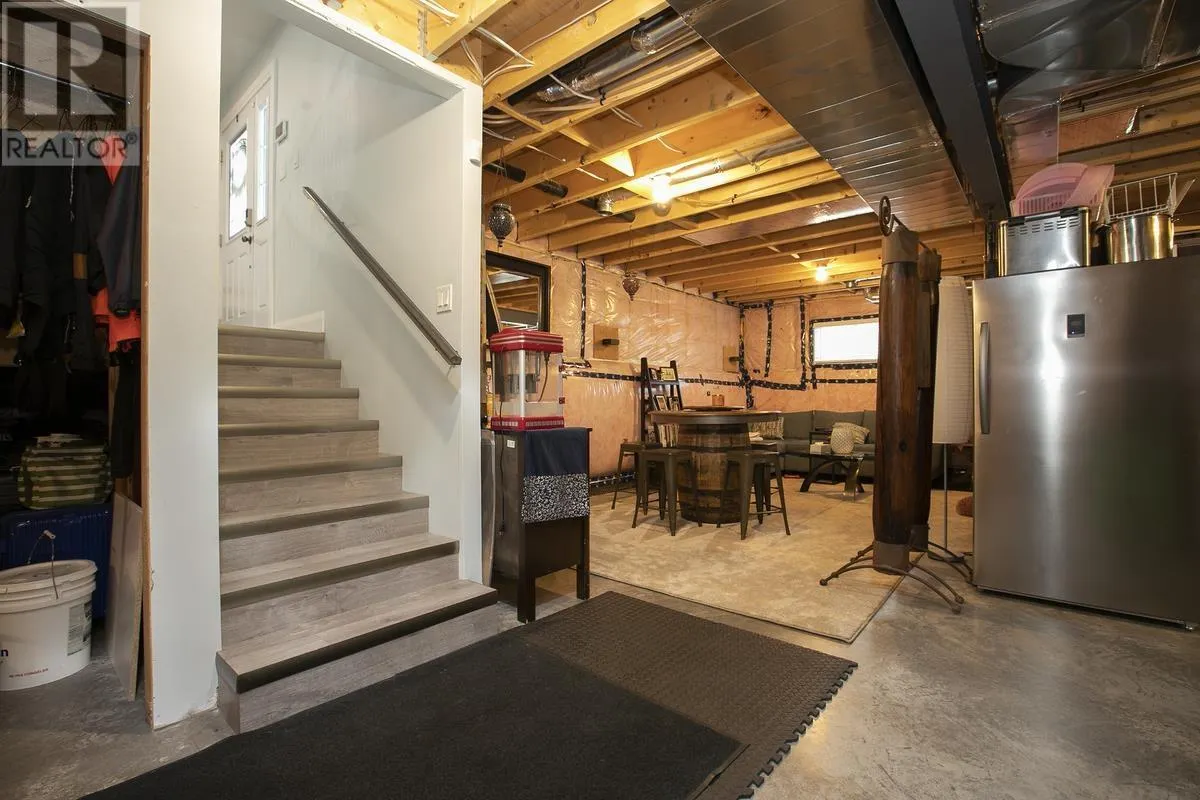 56 Crestwood AVE