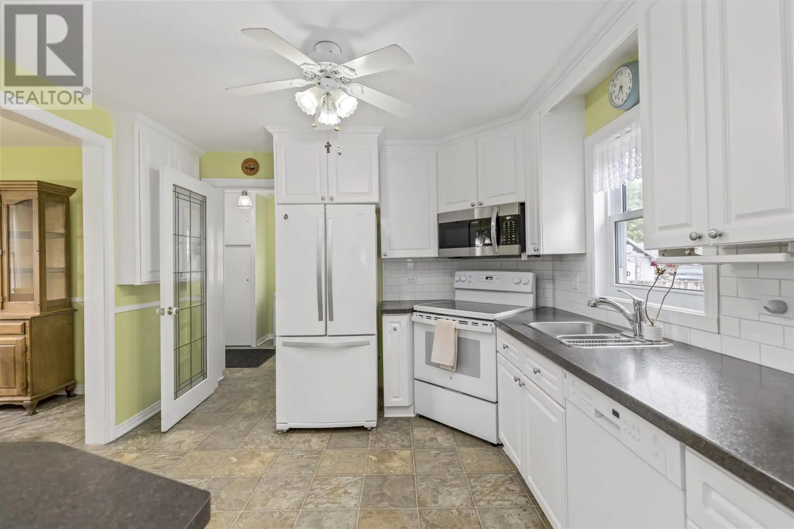 25 Fairview AVE