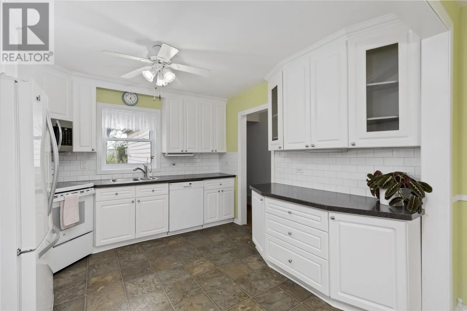 25 Fairview AVE