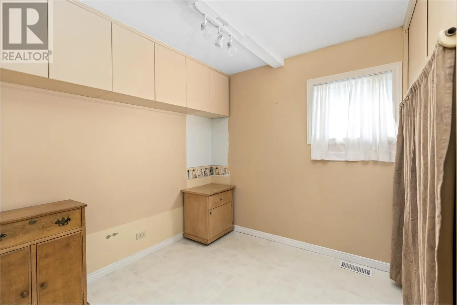 25 Fairview AVE