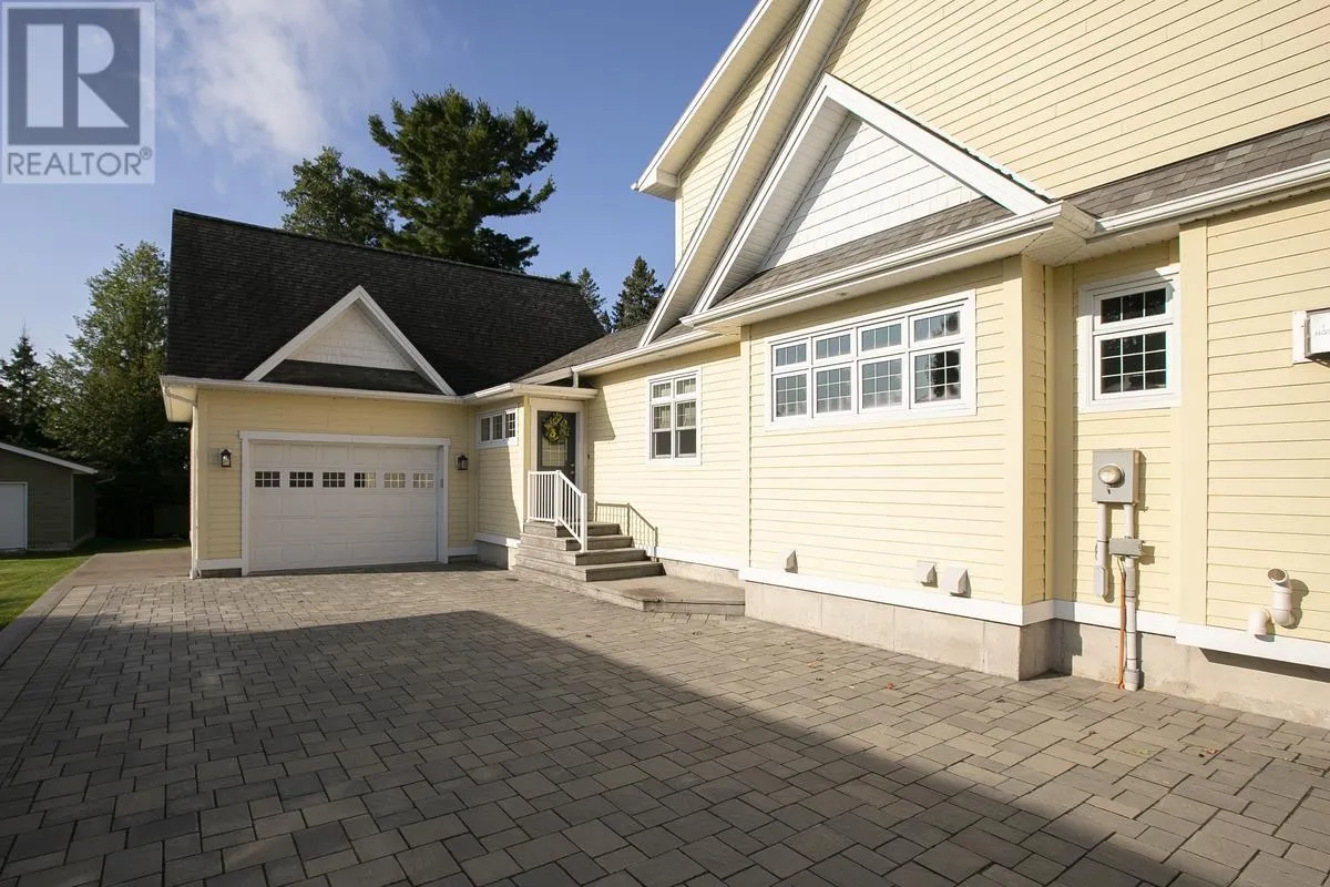 231 MacDonald AVE