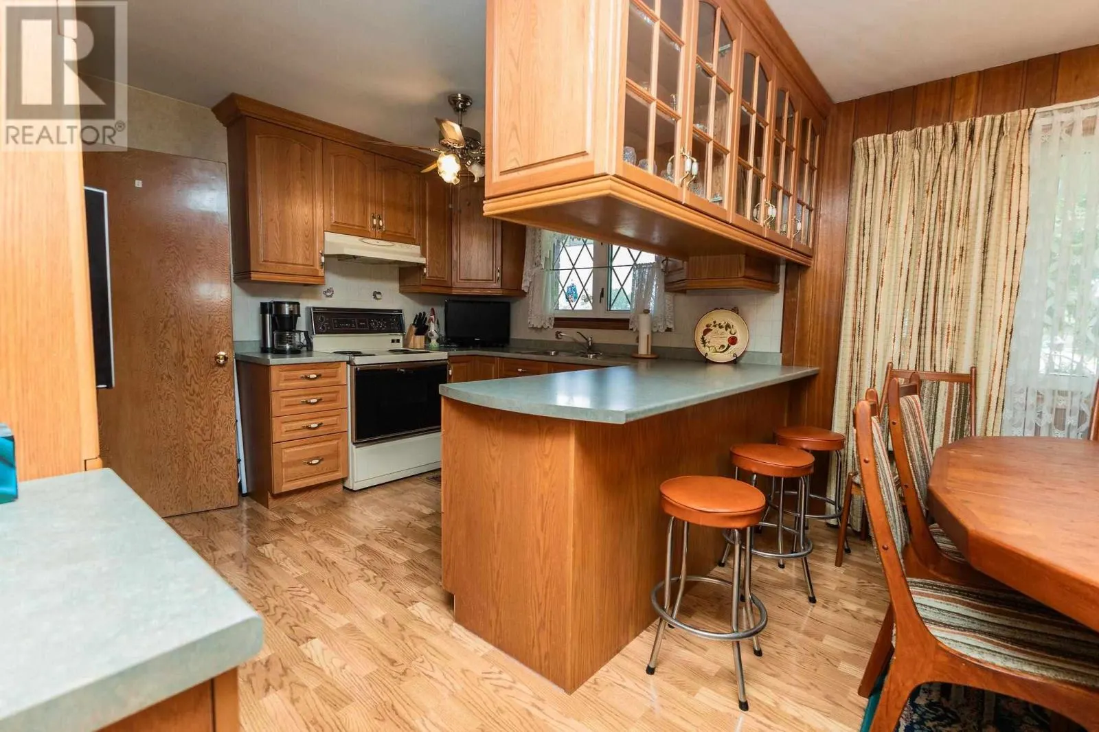 15 Paradise AVE