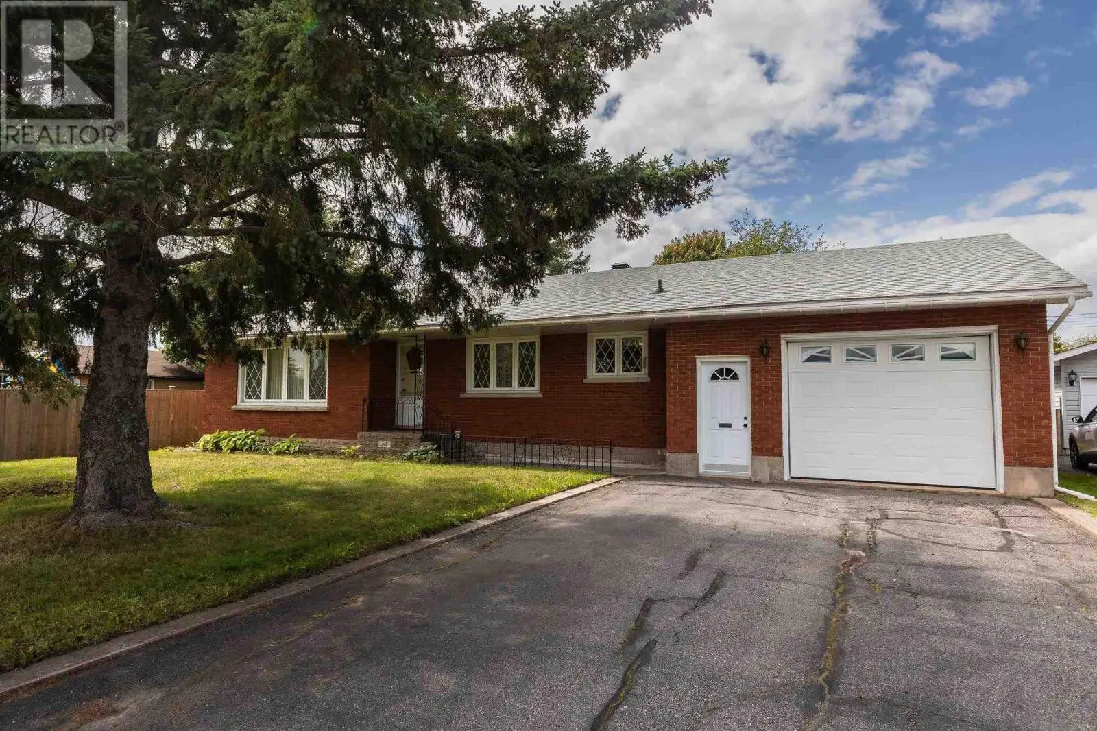 15 Paradise AVE
