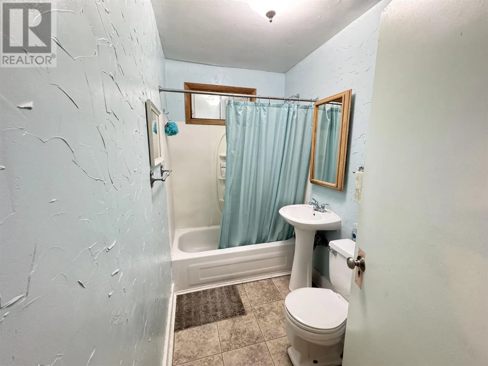 18 Hillcrest AVE