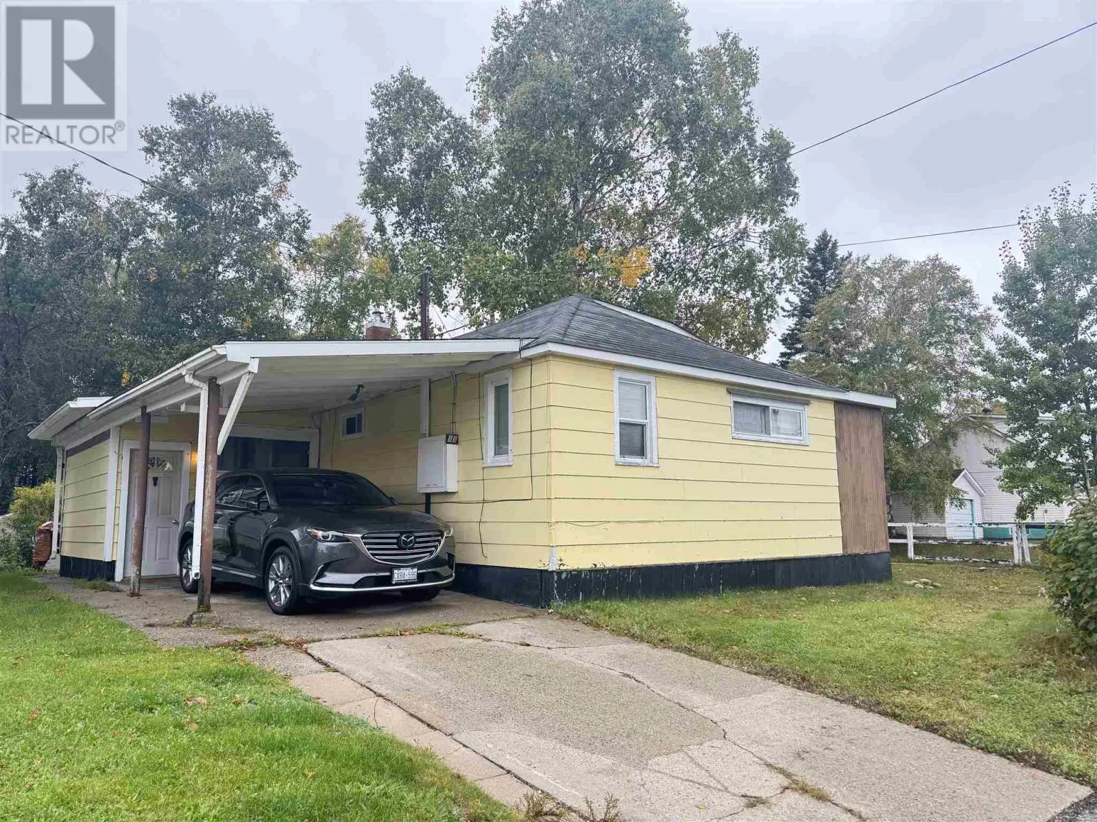 18 Hillcrest AVE