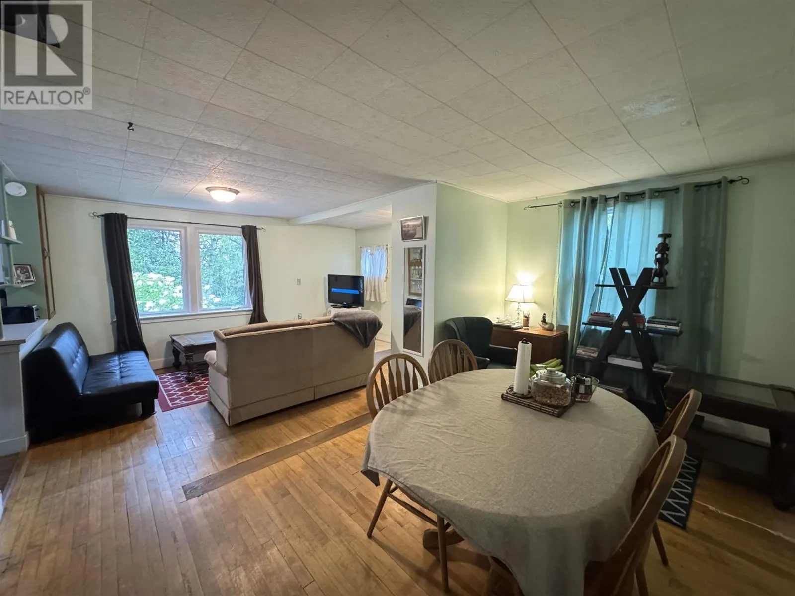 18 Hillcrest AVE