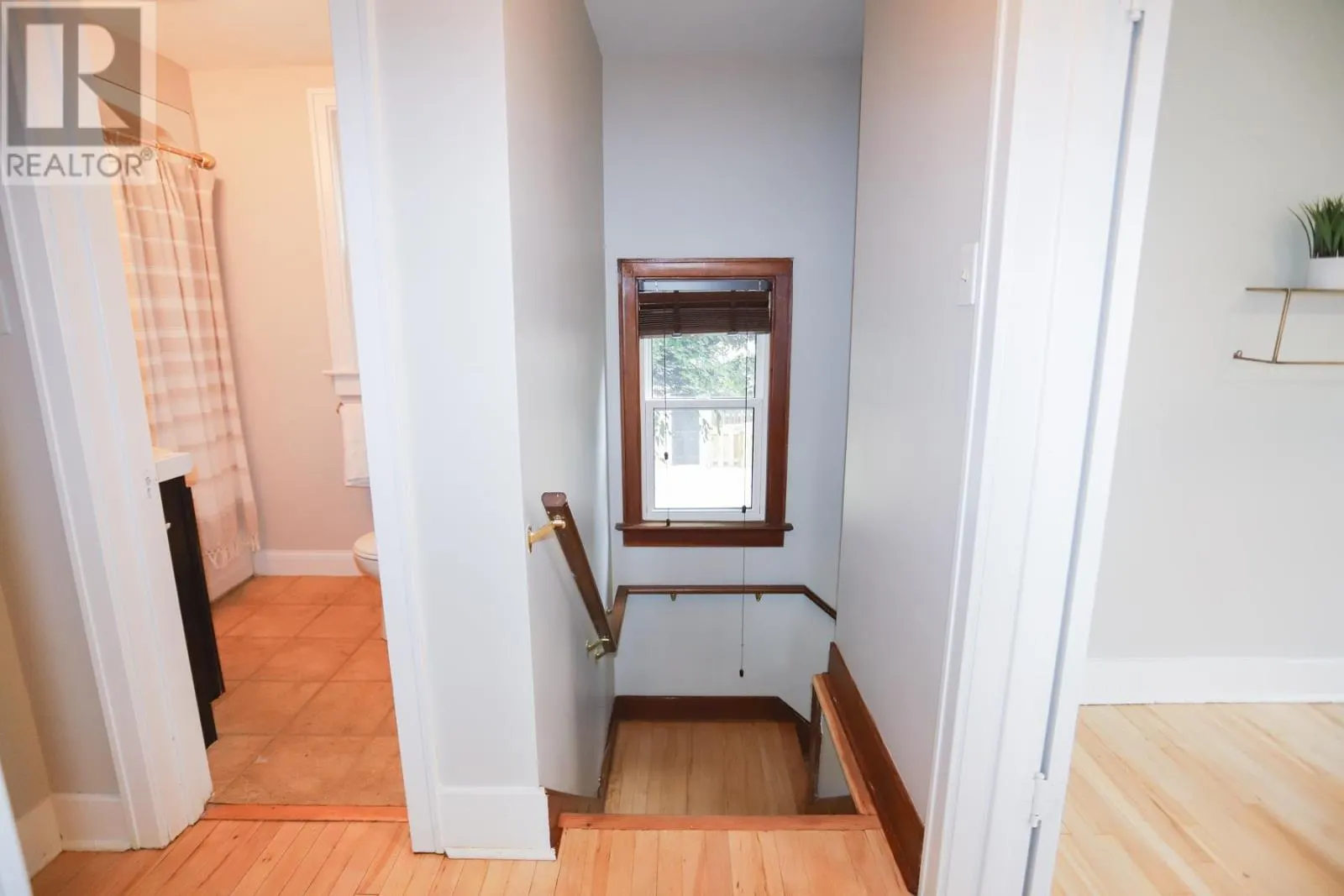3 Riverview AVE