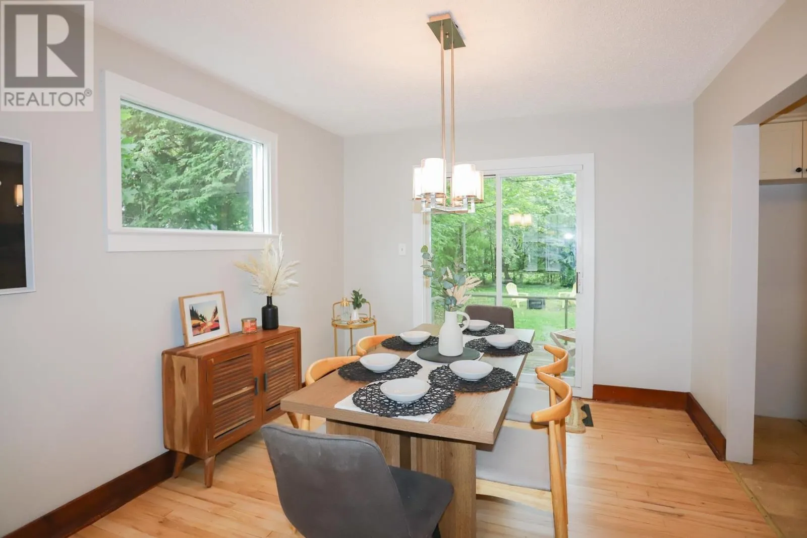 3 Riverview AVE