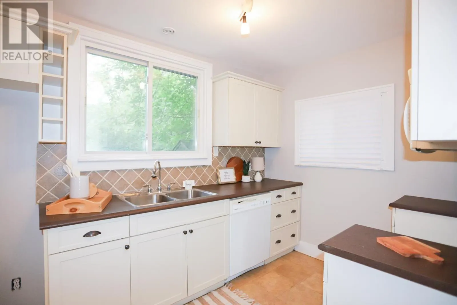 3 Riverview AVE