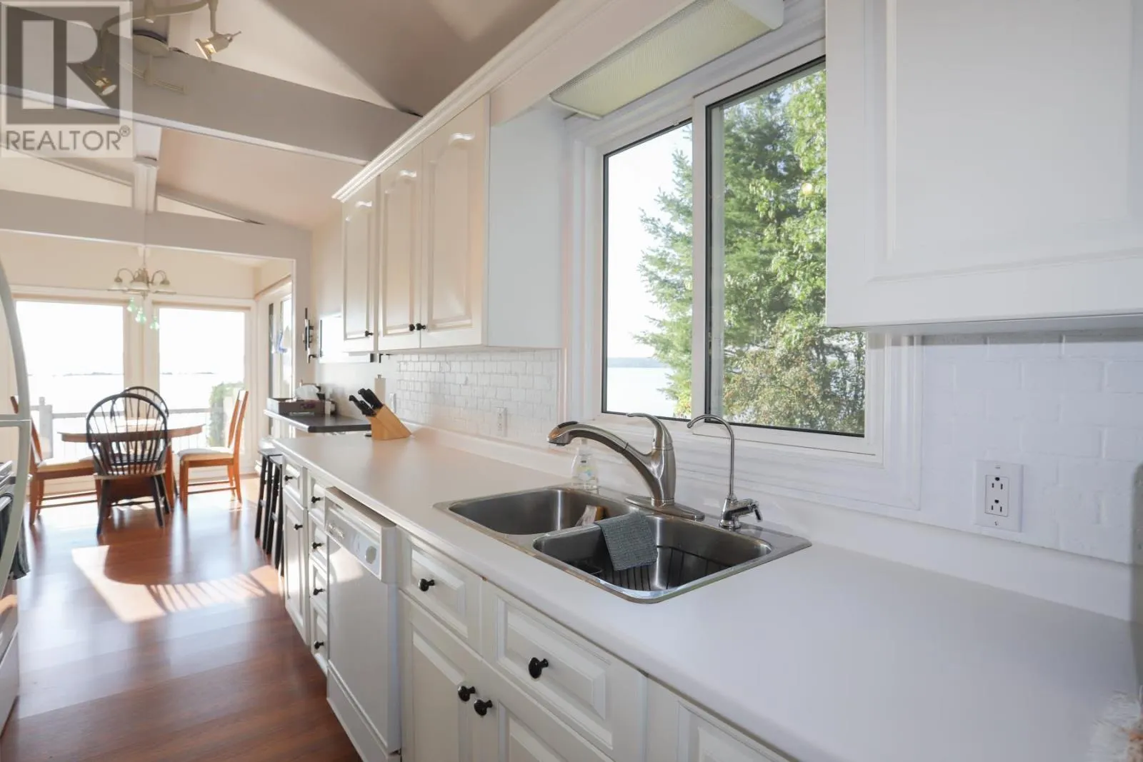 647B Lakeshore DR