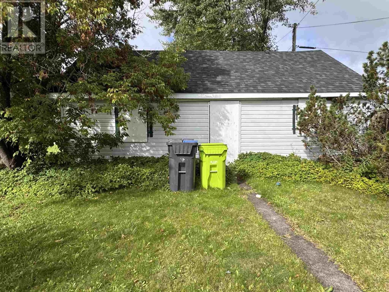 561 John ST N