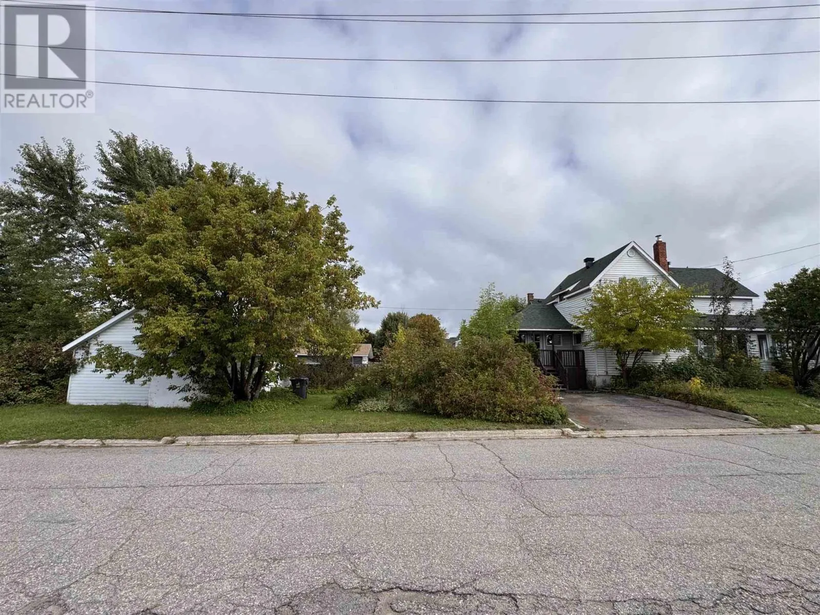 561 John ST N
