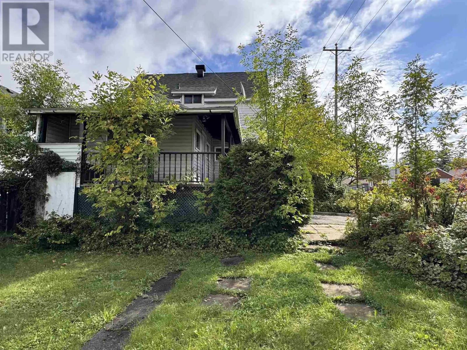 561 John ST N