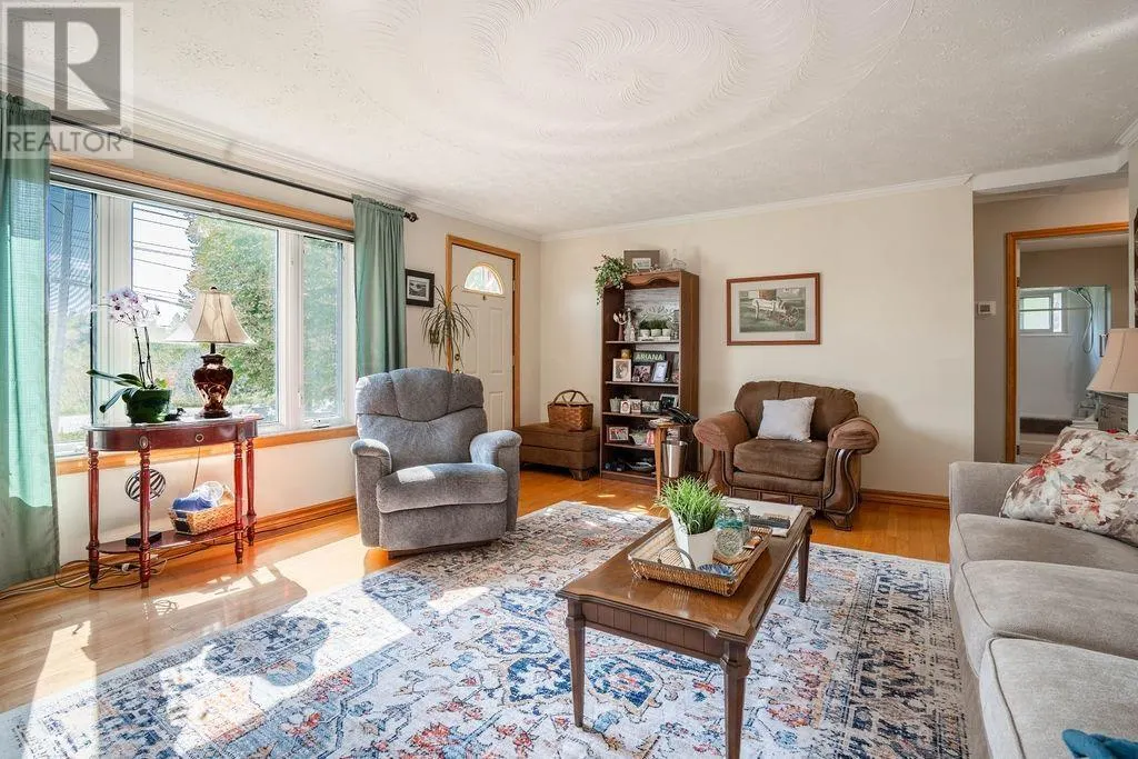 712 Third LIN W