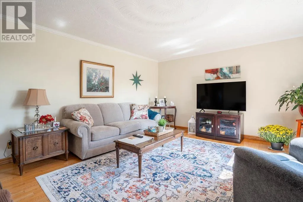 712 Third LIN W