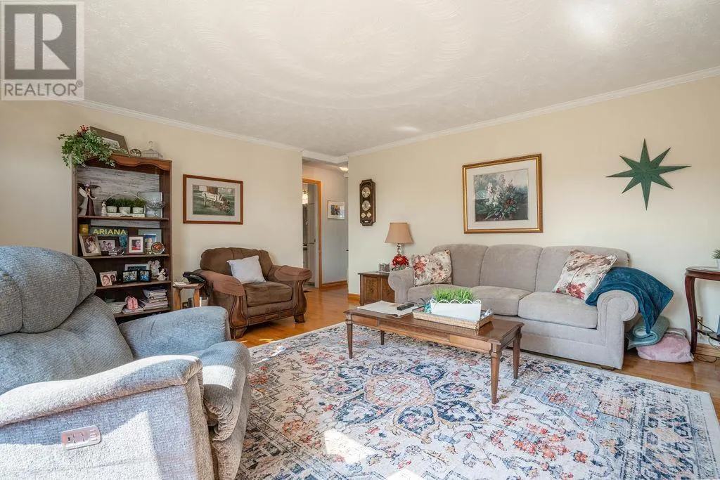 712 Third LIN W