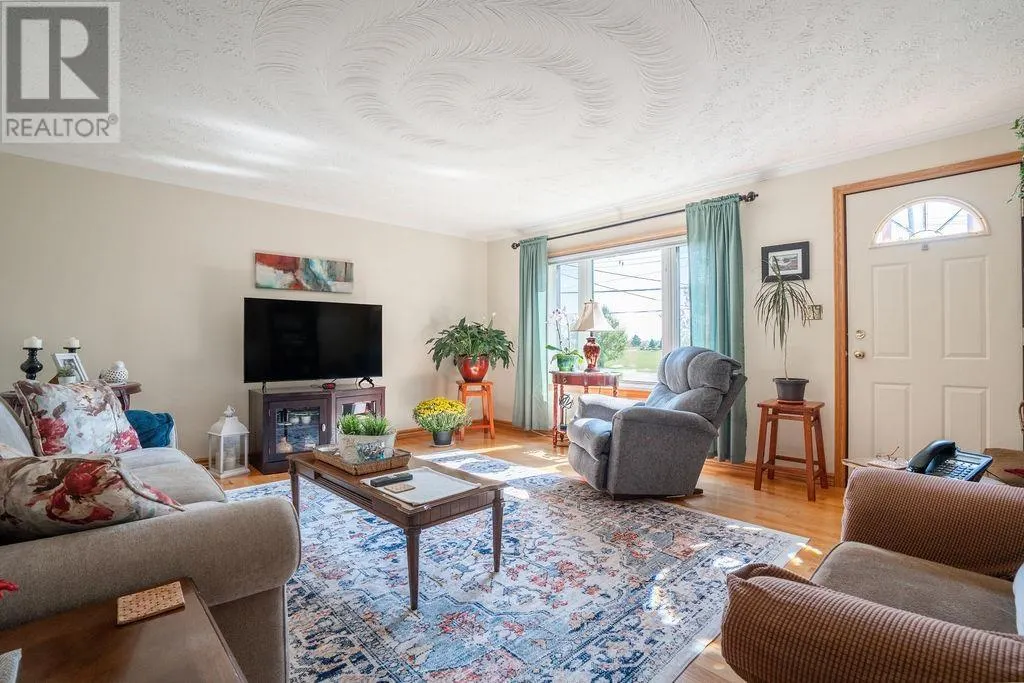 712 Third LIN W