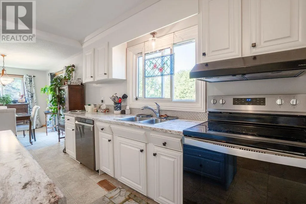 712 Third LIN W