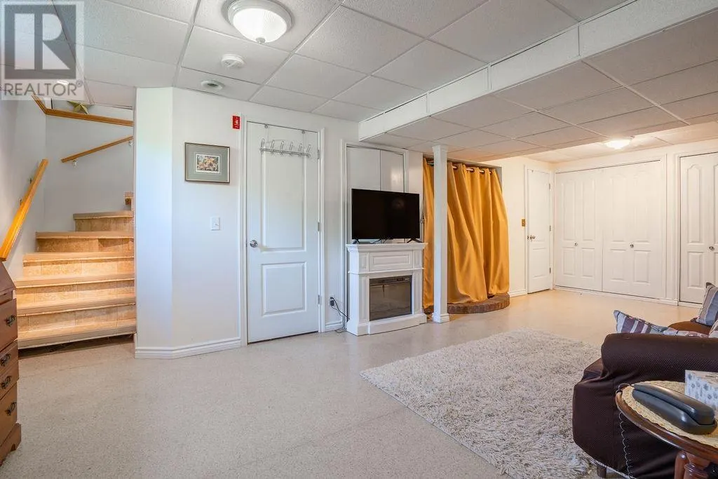 712 Third LIN W