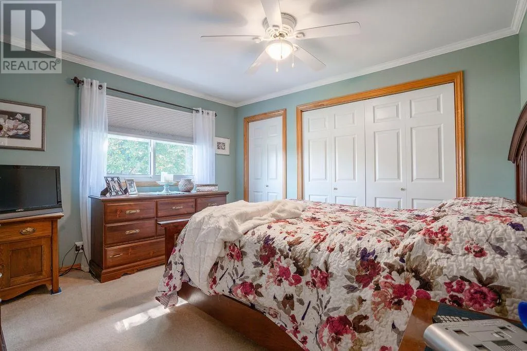 712 Third LIN W