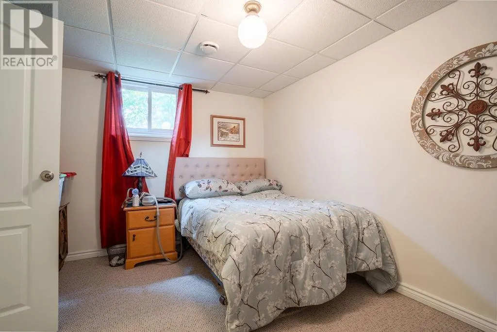 712 Third LIN W
