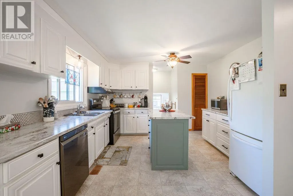 712 Third LIN W