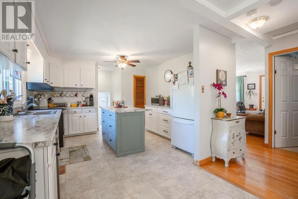712 Third LIN W