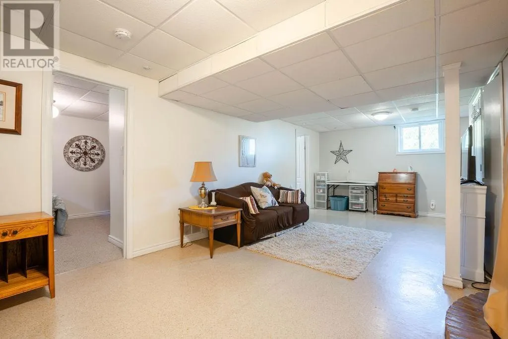712 Third LIN W