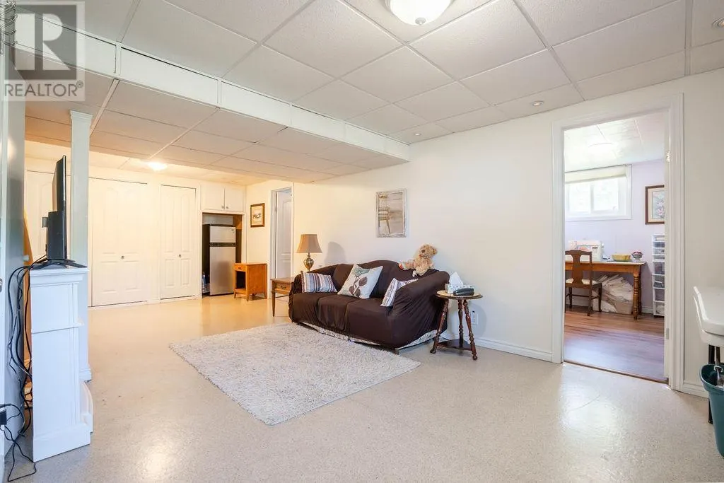 712 Third LIN W