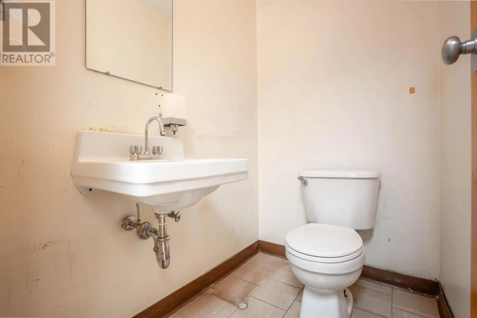 955 Queen ST E # 105