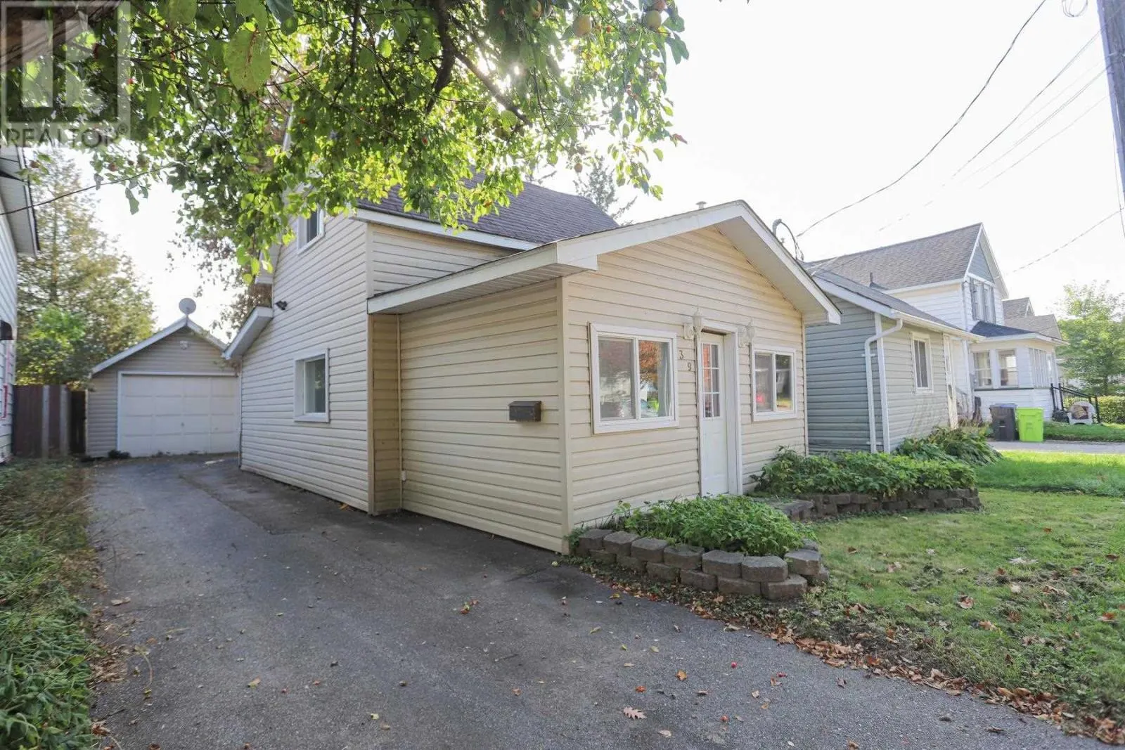 39 Hawthorne AVE